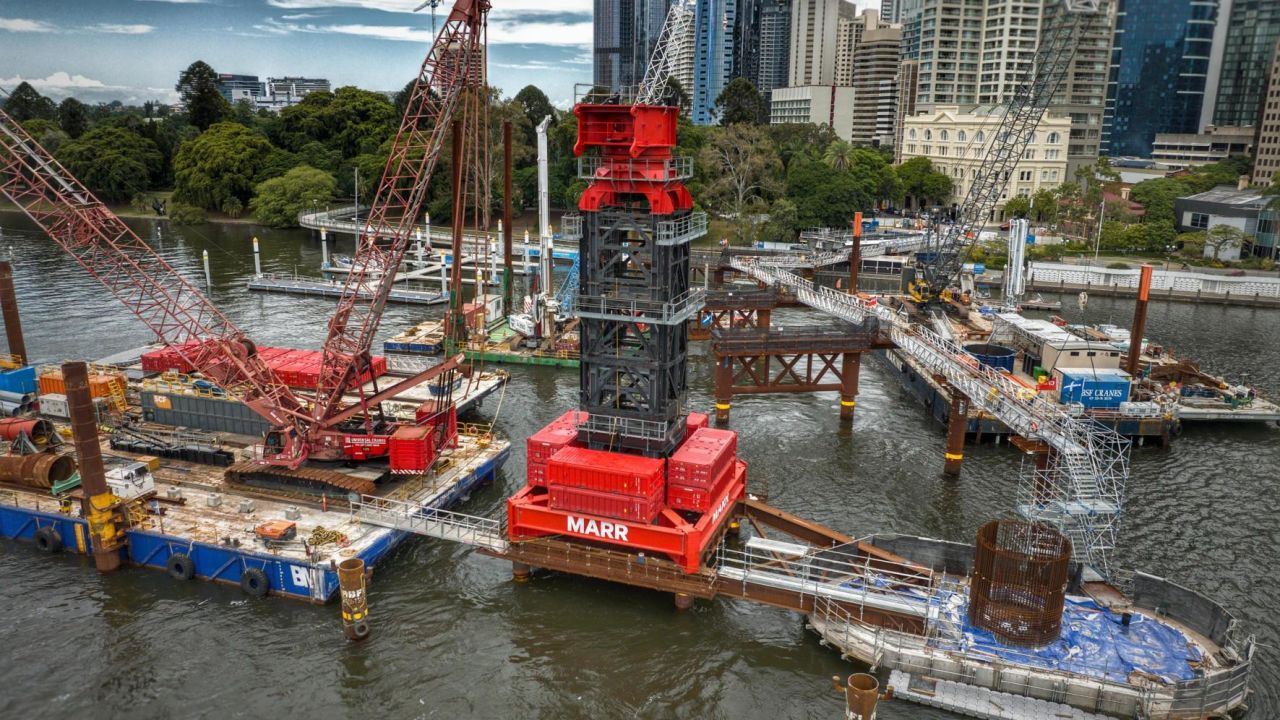 Heavy lift crane arrives for iconic green bridge project