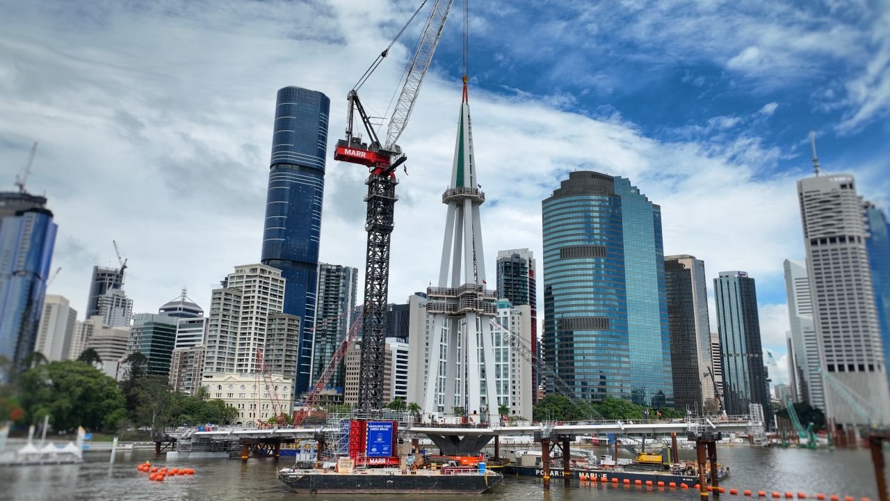 Major milestone caps off mast of landmark Brisbane bridge