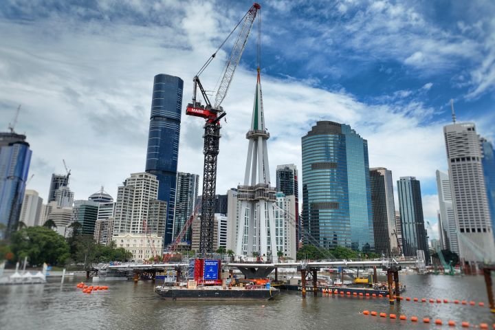 Major milestone caps off mast of landmark Brisbane bridge